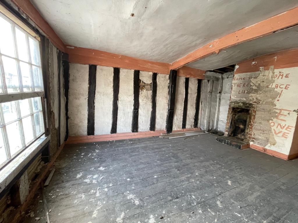 Lot: 77 - FREEHOLD TENANTED COMMERCIAL UNIT AND DEVELOPMENT OPPORTUNITY - Side room in flat with exposed beams and fireplace